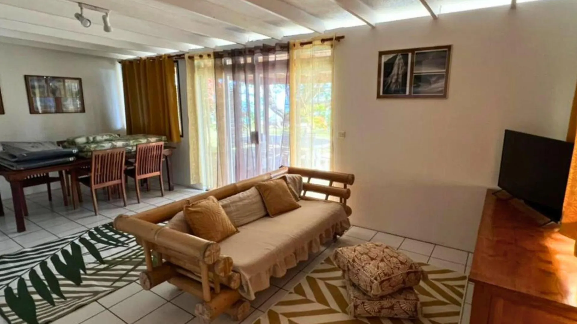 Moorea - Fare Tiki Beach Haapiti Polynésie française